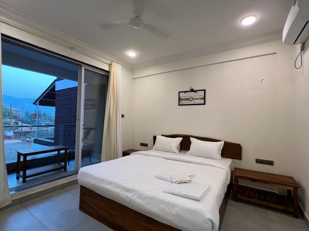 Coastal Bay Beach Resort Harnai Exterior photo